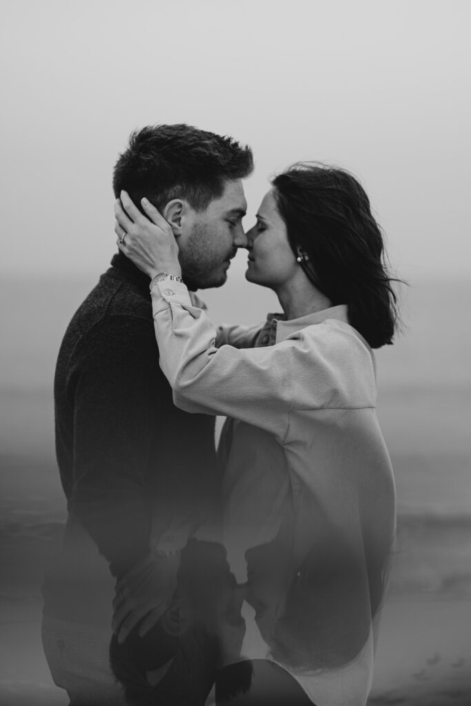 couple s'embrassant sur la plage, photo en noir et blanc. Ile de ré