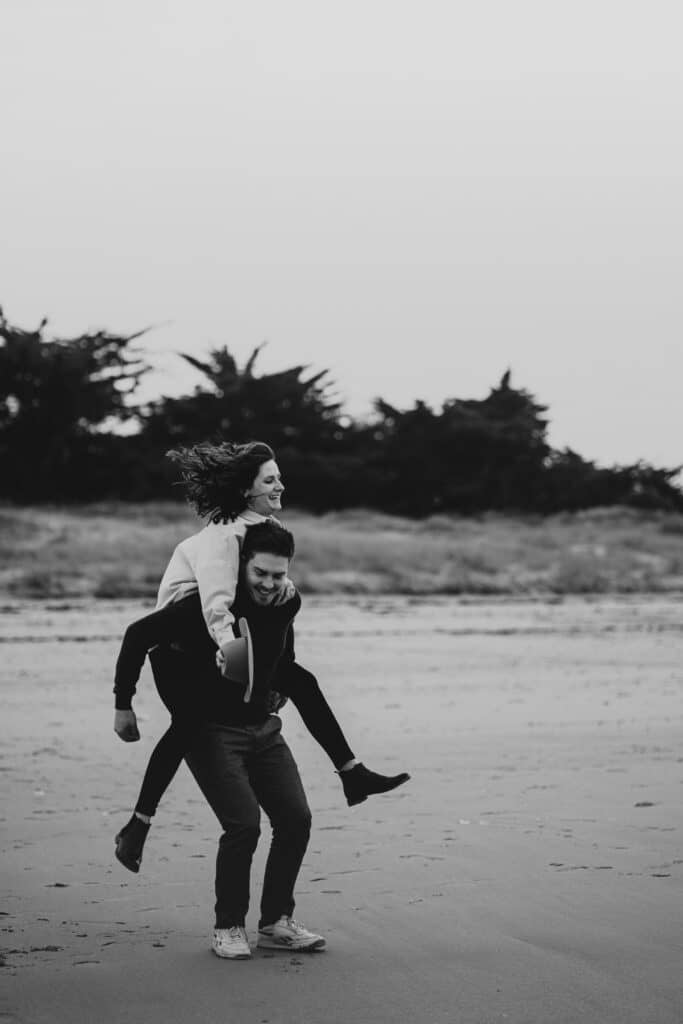couple jouant sur la plage