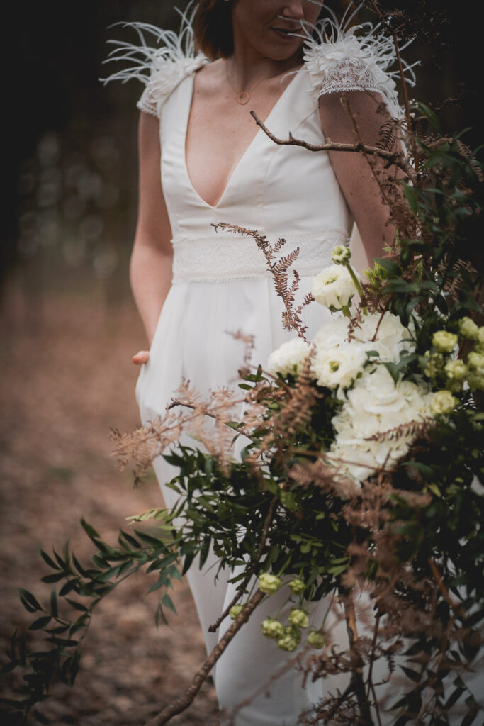 Détail de la tenue de mariée, combi pantalon mariage et bouquet de fleurs xxl
