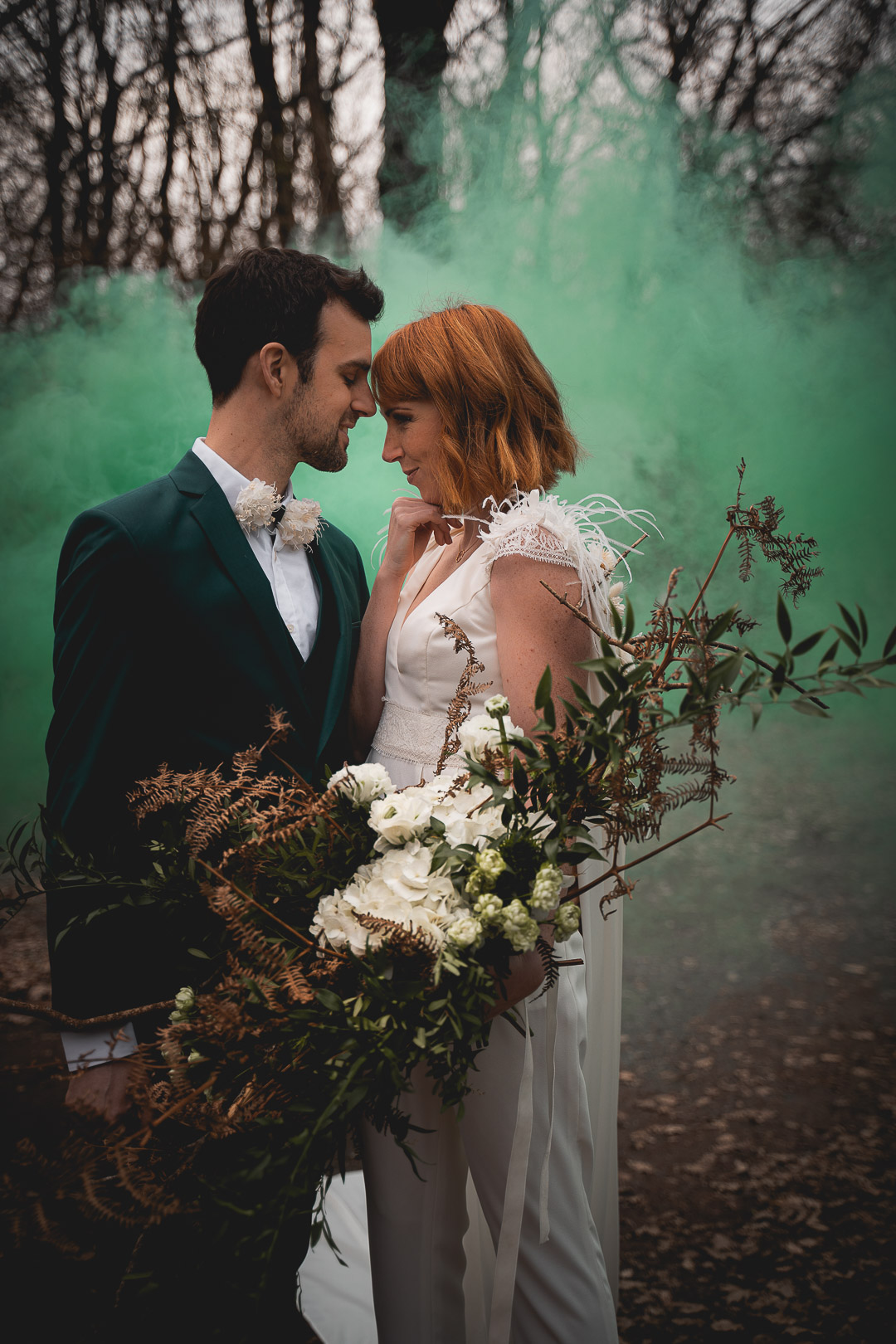 se marier en automne, photos de couple fumigene vert en forêt