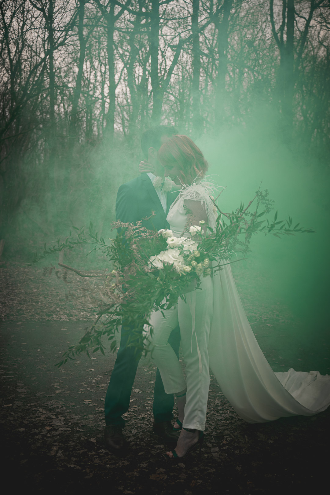 se marier en automne, photos de couple fumigene vert en forêt