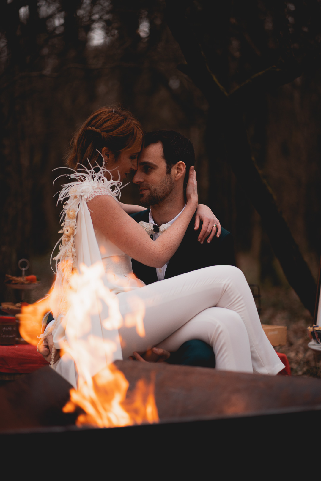 mariés assis au coin du feu