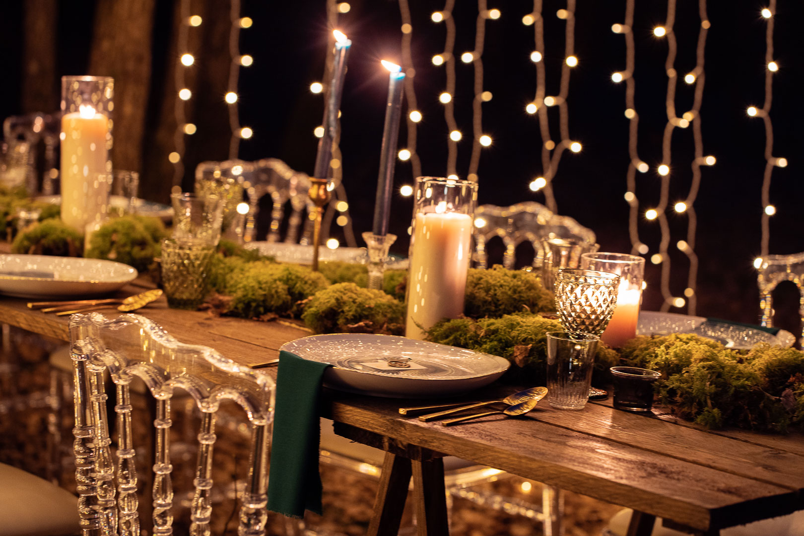 la table d'automne, sous les étoiles. bois et bougies