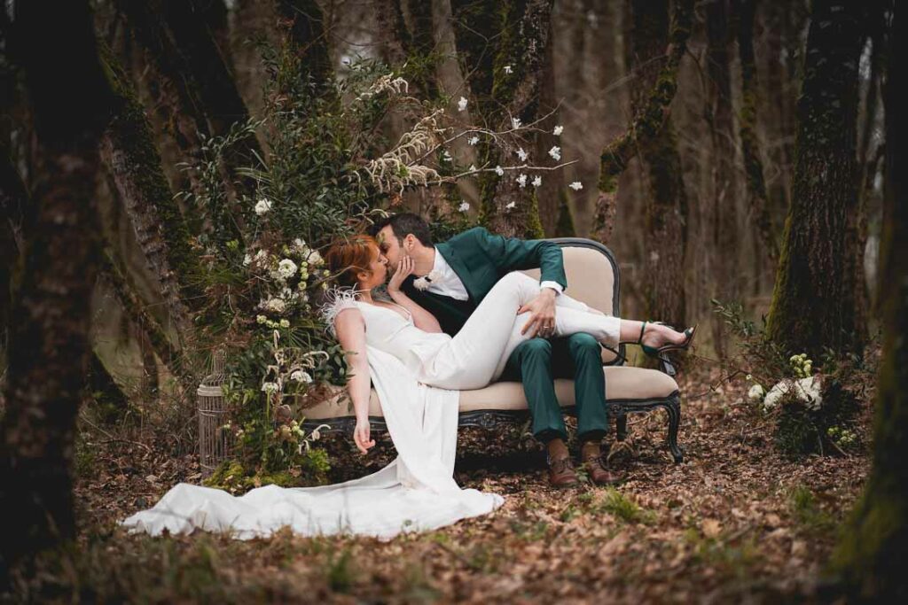 mariage en automne, couple s'embrassant dans la foret