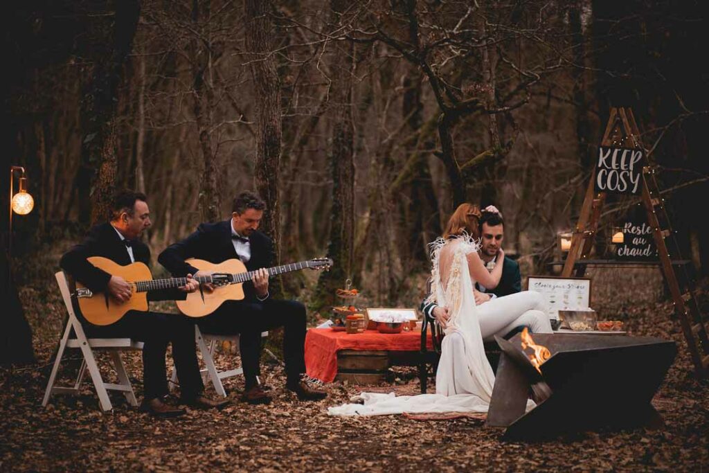 se marier en automne, au coin du brasero accompagné de musiciens live