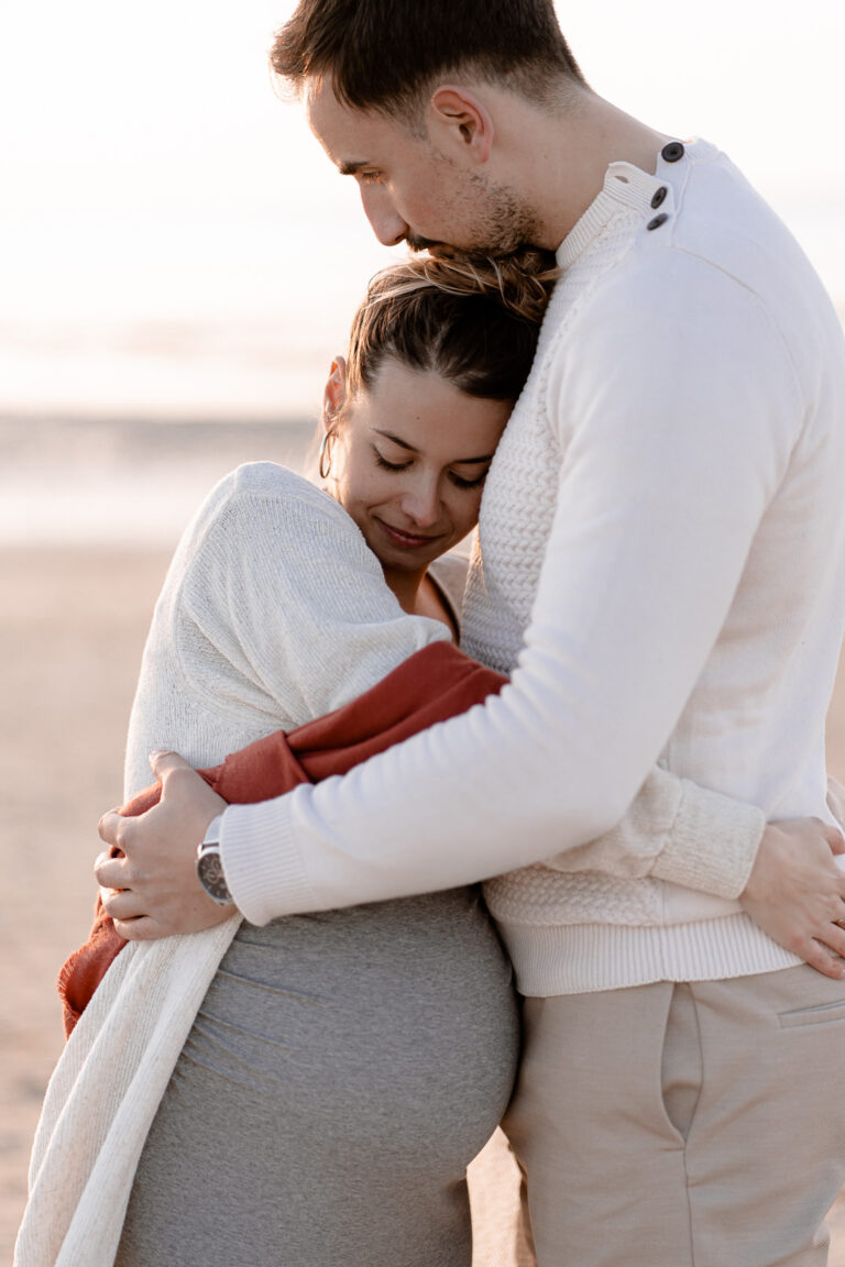 seance grossesse à la plage, couple qui s'enlace