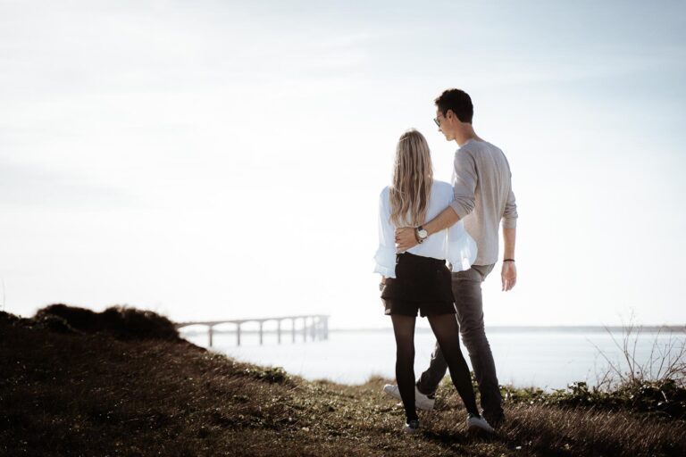 Adeline et Mathieu : une séance photo en couple romantique sur les hauteurs de La Rochelle