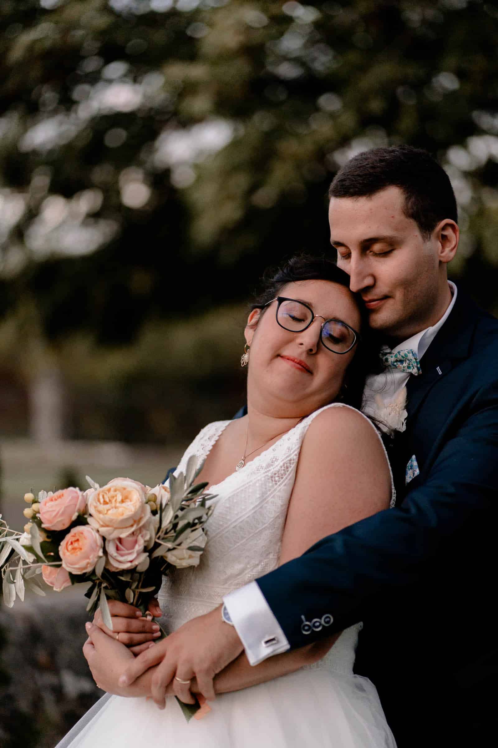 couple de mariés se prenant dans les bras, photographe de mariage à la rochelle