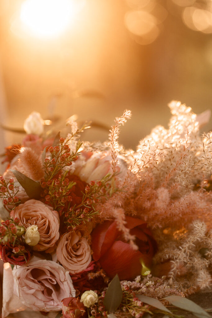 détail bouquet de mariée, fleurs séchées et fraîches, coucher de soleil lumière dorée
