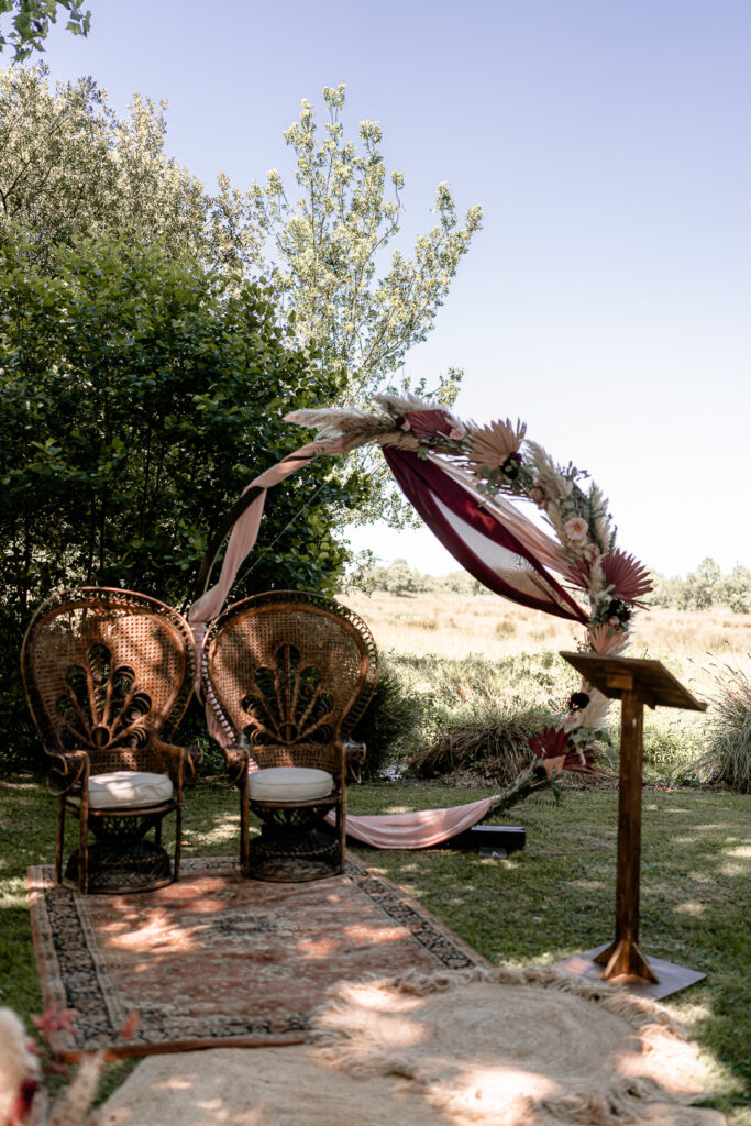 décoration ceremonie laïque au moulin du champ par studio aloki, mariage romantique bordeaux
