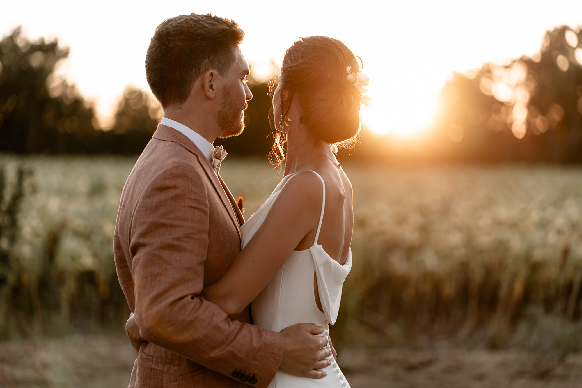 Photographie de mariage d'un couple de mariés devant un paysage naturel à La Rochelle