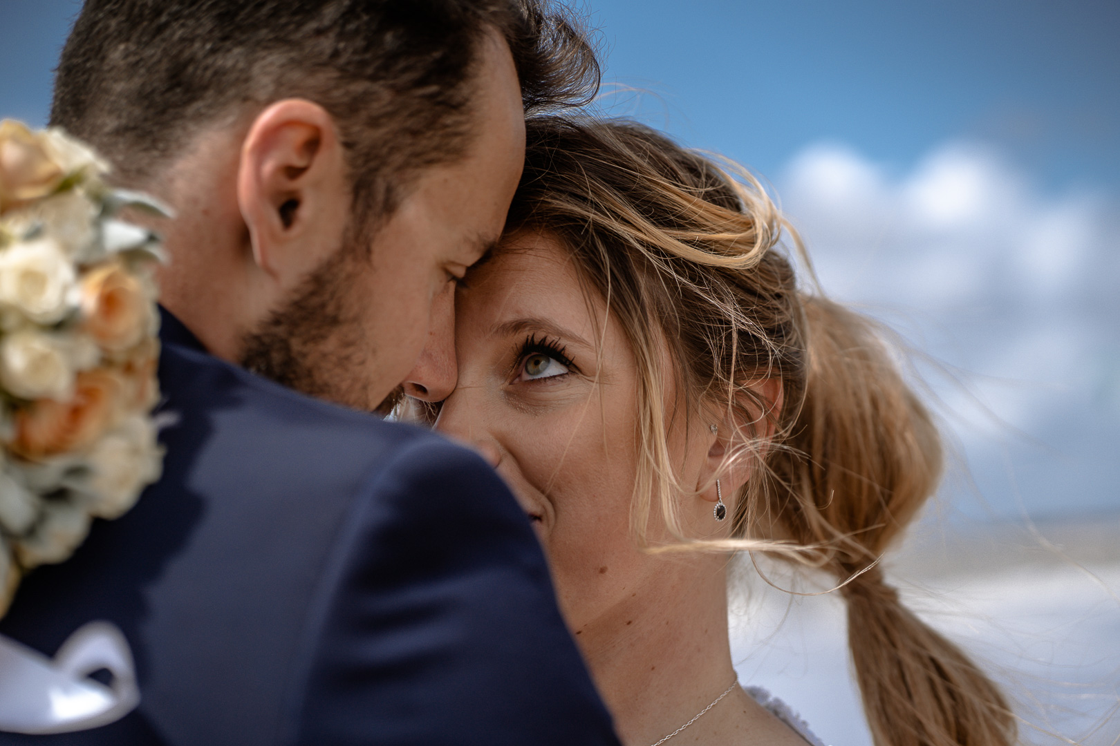 photographe mariage chatelaillon-plage, photo de couple au soleil
