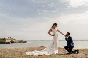 photographe mariage Ile D'aix, couple au bord de mer