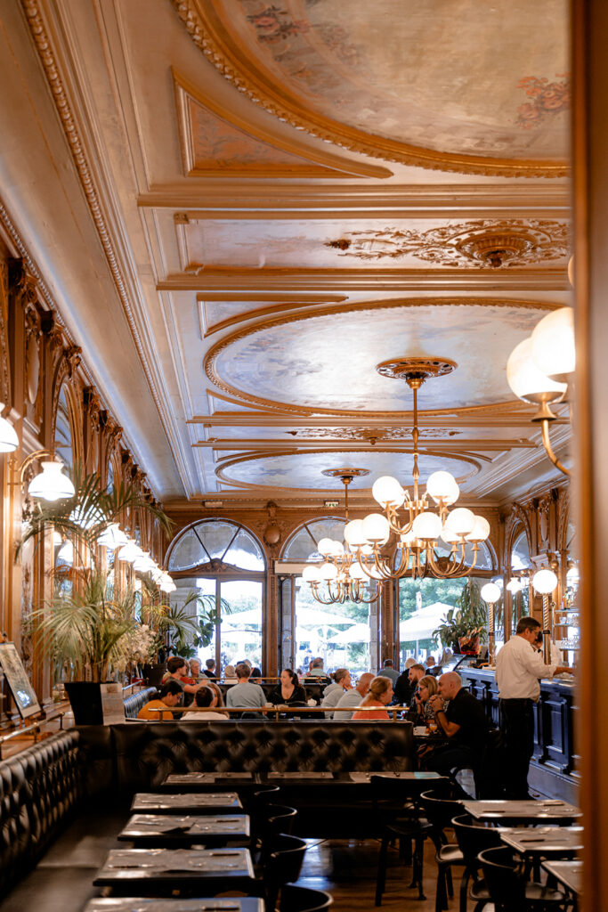 Séance photo romantique, petit déjeuner français au Café de la Paix à La Rochelle