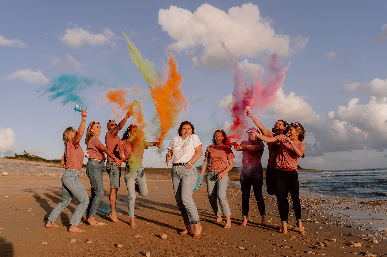 Séance photo EVJF en groupe sur la plage, couleurs et rires les pieds dans le sable