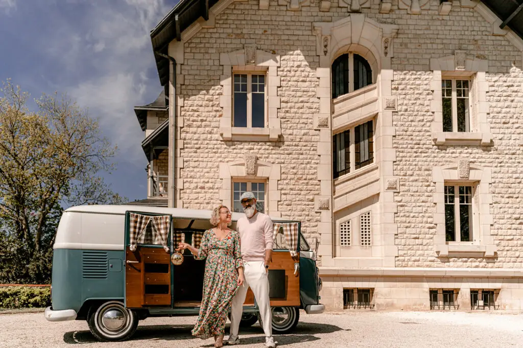 Portrait des Proprietaires de la Villa Nymphéa embellie par une photographie immobilière professionnelle