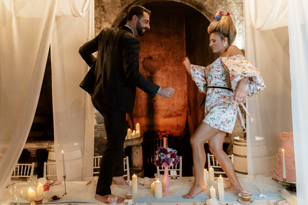 mariés qui dansent sur leur table au milieu des gateaux, mariage a bordeaux, vignes