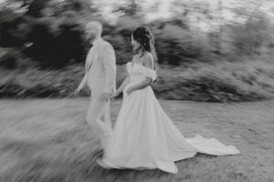 Portrait des mariés Maili & Jonathan dans le parc du Logis de l’Héronière