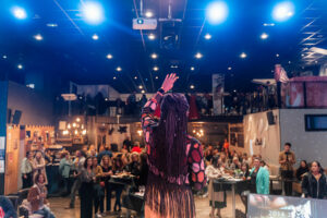 Soirée Rochelaises Connectées, Amanda ouvre les festivités sur la scene de l'entrepot cabaret à perigny la rochelle