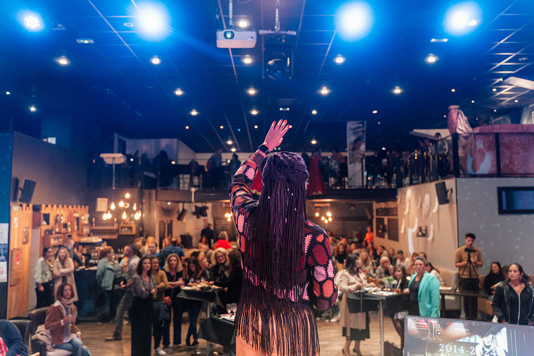 Soirée Rochelaises Connectées, Amanda ouvre les festivités sur la scene de l'entrepot cabaret à perigny la rochelle