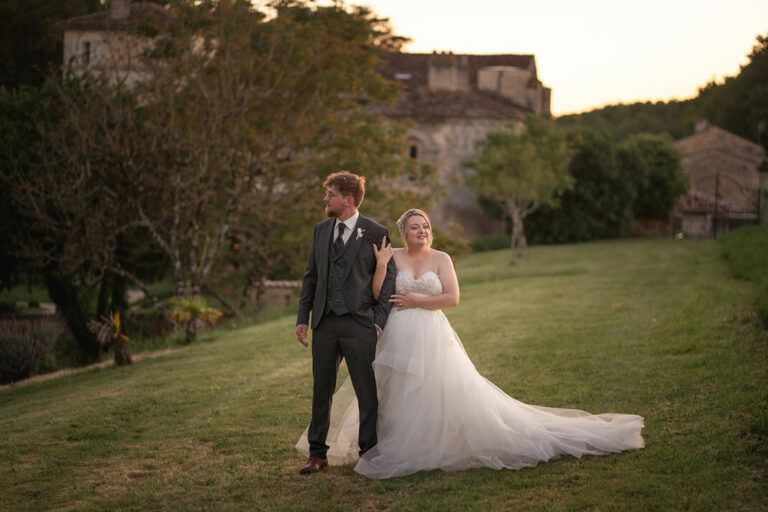 Marie‑Sara & Anthony à l’Abbaye de Fontdouce : un mariage vibrant & inoubliable