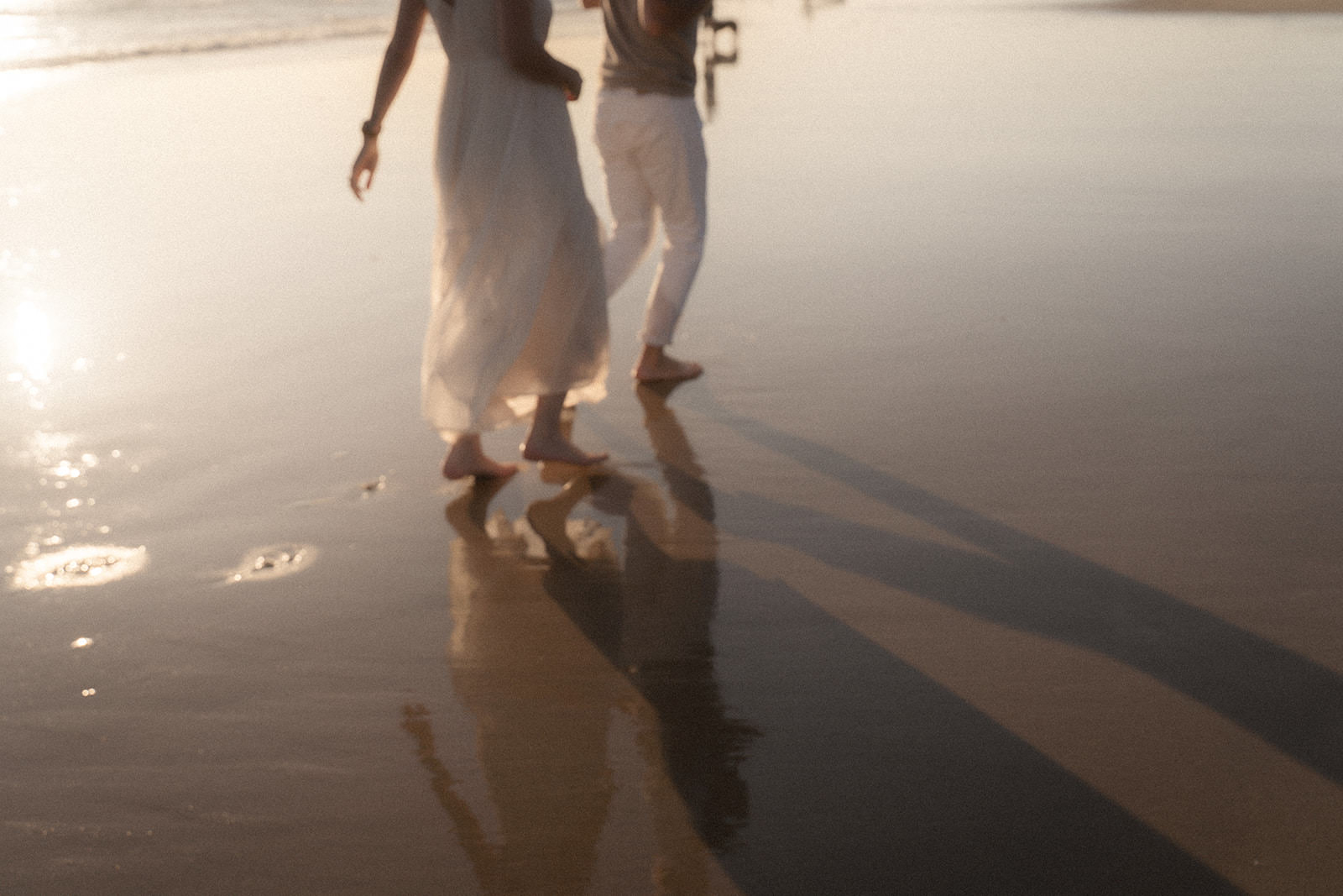 Couple au coucher du soleil au Bois-Plage-en-Ré pendant une séance photo famille