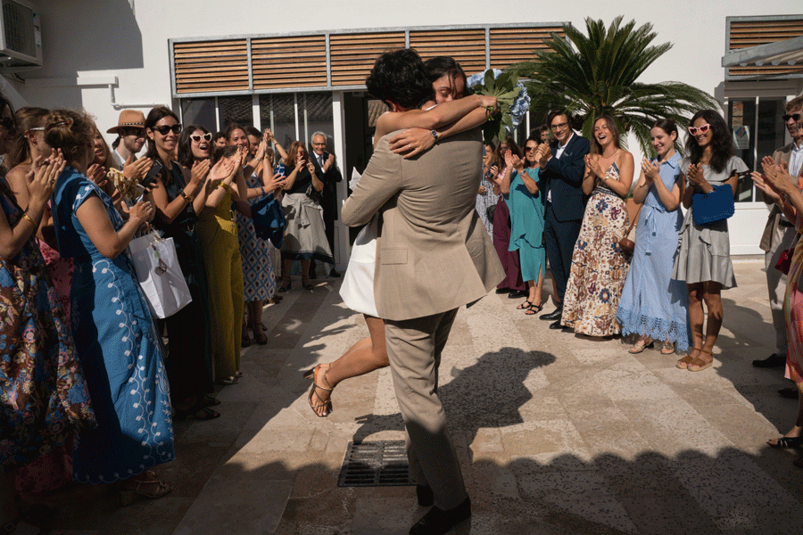 Photos couple mariage plage sauvage île de Ré - lumière naturelle photographe Charente-Maritime