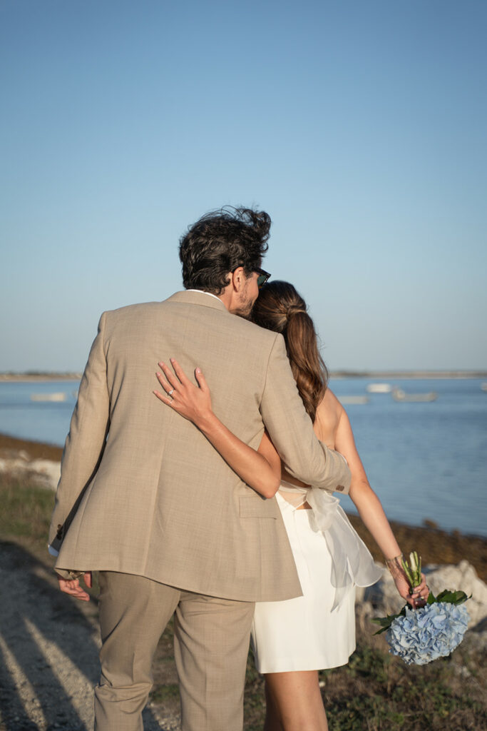 photographe mariage ile de ré, mariés qui s'enlacent au soleil