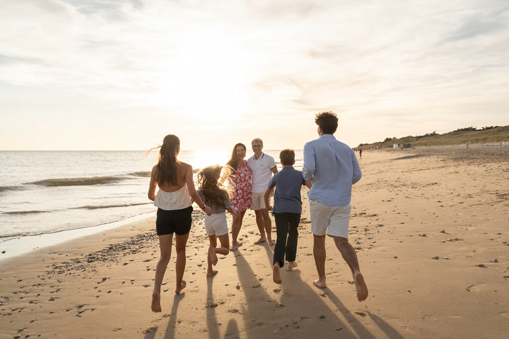 séance photo au coucher du soleil sur l'ile de Ré, les enfants courent vers leurs parents, séance photo avec ados.