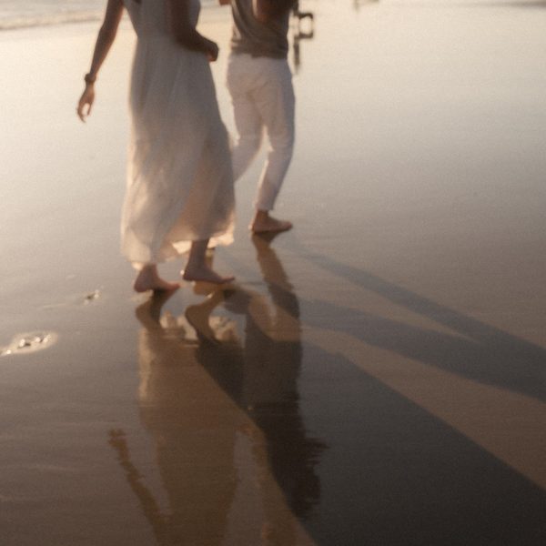 Couple au coucher du soleil au Bois-Plage-en-Ré pendant une séance photo famille