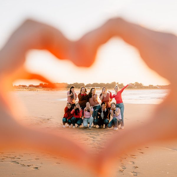 Séance photo EVJF sur l’Île de Ré : fun, complicité et émotions naturelles