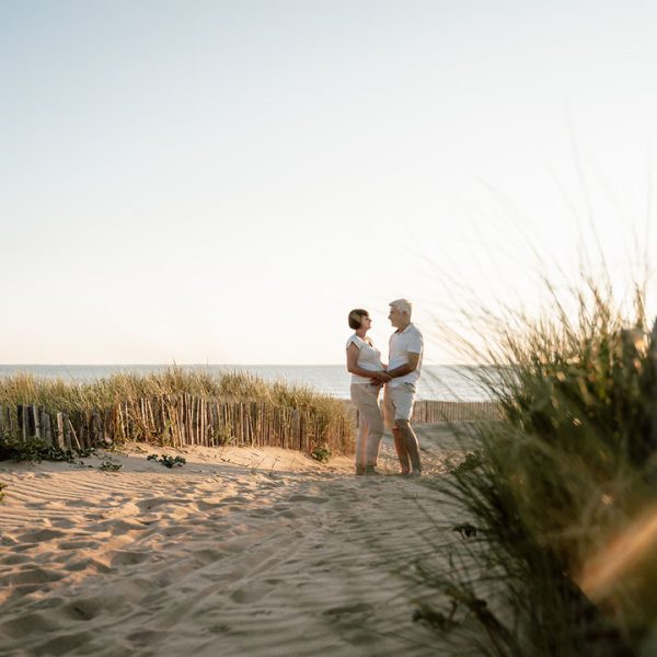 Séance grossesse en amoureux au coucher du soleil à Châtelaillon-Plage