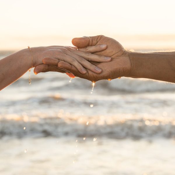Photos de Grossesse Naturelles à la Plage – Célébrez Votre Histoire à Deux